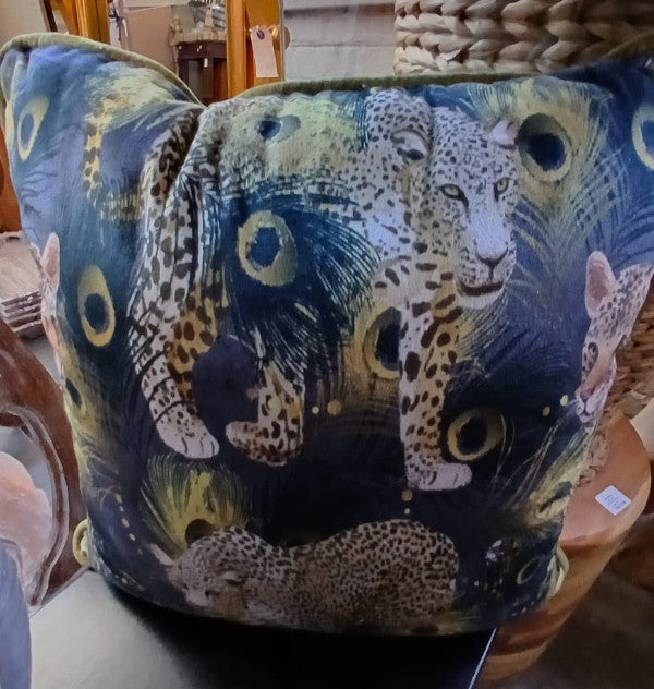 FHI027 - LEOPARD & GOLD PEACOCK FEATHERS 45X45 SCATTERS