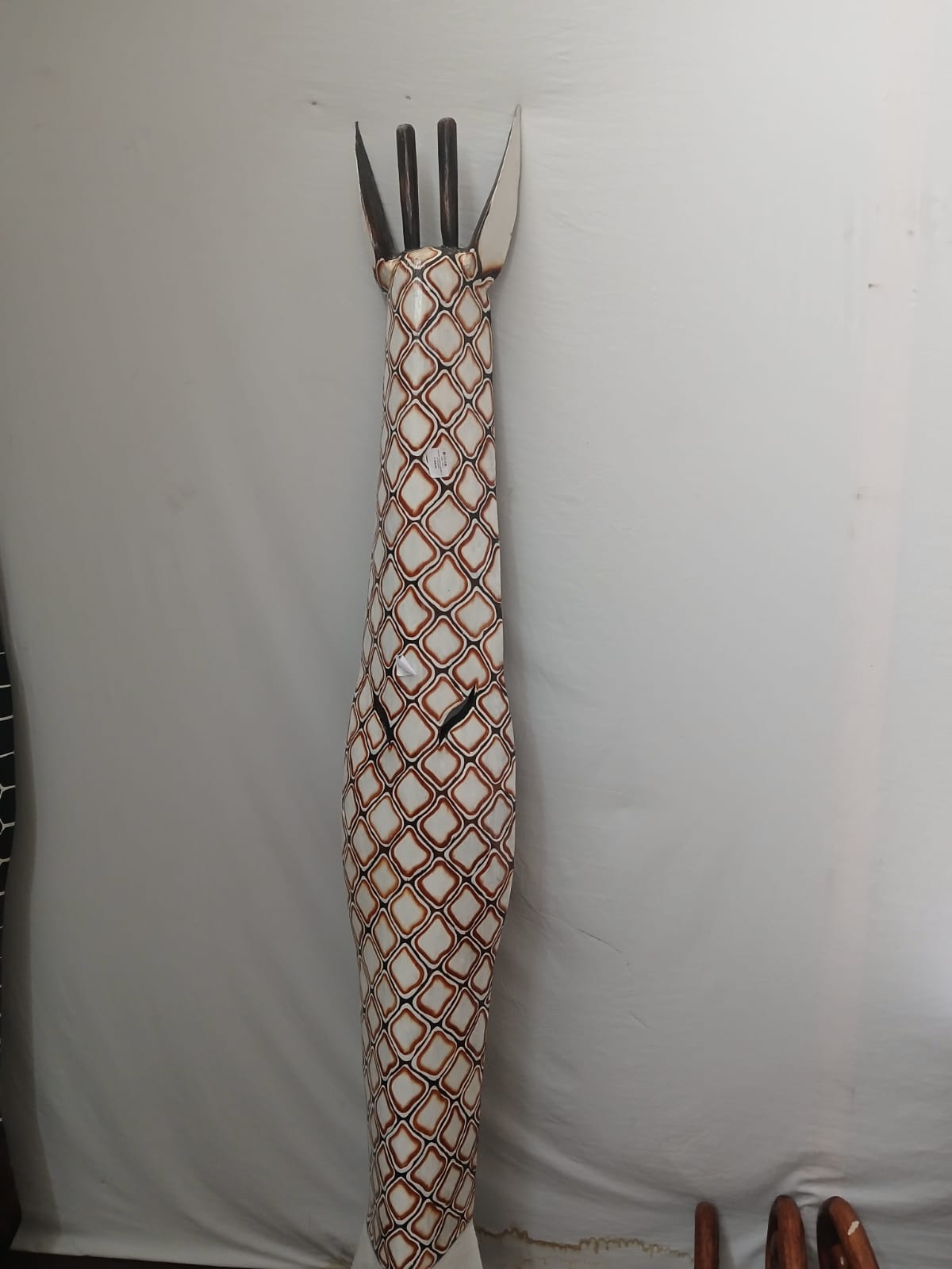 UBI011 - WOODEN ALBESIA GIRAFFE Y2 HITAM DIPIPI